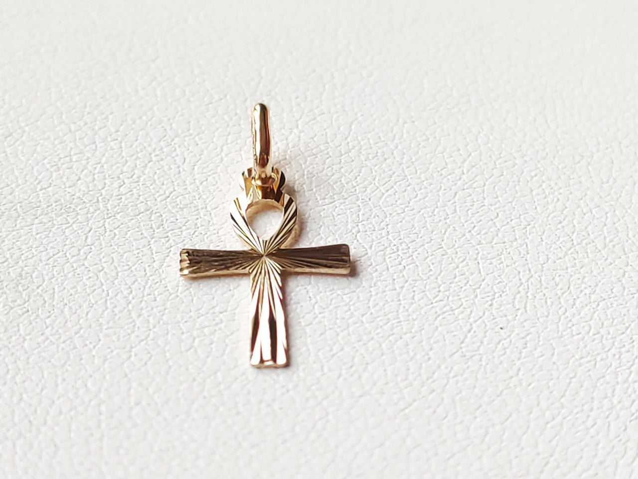 Vue détaillée d’un pendentif Ankh en or massif 18 carats 750, finition or jaune poli.