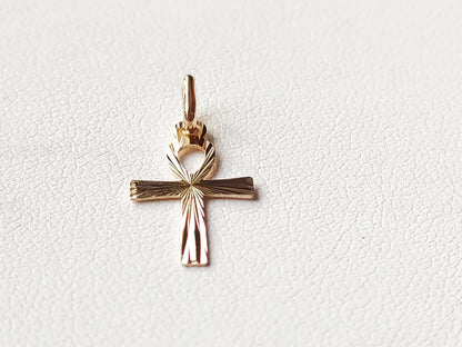 Vue détaillée d’un pendentif Ankh en or massif 18 carats 750, finition or jaune poli.