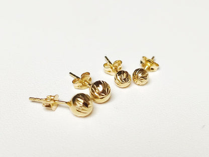 Puces d’oreilles boules facettées en or massif 18 carats 750 vues de côté, montrant la tige.