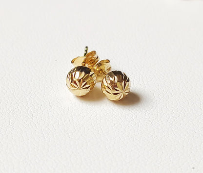 Petite paire de puces d’oreilles boules striées en or massif 18 carats 750.