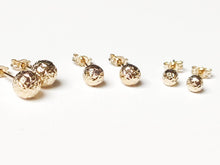Charger l&#39;image dans la galerie, Boucles d&#39;oreilles puces or jaune 9 carats 375/1000 effet martelé
