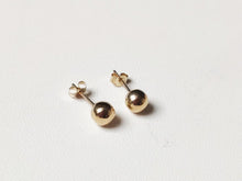 Charger l&#39;image dans la galerie, Boucles d&#39;oreilles puces boules or jaune 18 carats 750/1000
