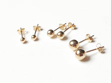 Charger l&#39;image dans la galerie, Boucles d&#39;oreilles puces boules or jaune 18 carats 750/1000
