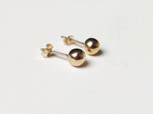 Charger l&#39;image dans la galerie, Boucles d&#39;oreilles puces boules or jaune 18 carats 750/1000
