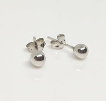 Charger l&#39;image dans la galerie, Boucles d&#39;oreilles puces boules en or blanc 18 carats 750/1000
