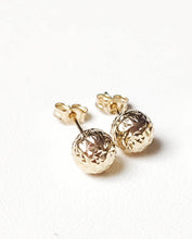Charger l&#39;image dans la galerie, Boucles d&#39;oreilles puces or jaune 9 carats 375/1000 effet martelé
