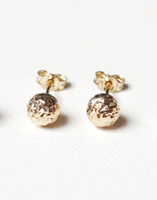 Charger l&#39;image dans la galerie, Boucles d&#39;oreilles puces or jaune 9 carats 375/1000 effet martelé

