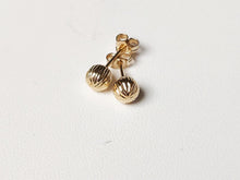 Charger l&#39;image dans la galerie, Boucles d&#39;oreilles puces striées en or jaune 375/1000
