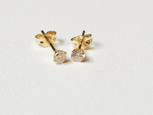 Charger l&#39;image dans la galerie, Boucles d&#39;oreilles puces en or jaune massif 18 carats 750/1000 serties
