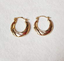 Charger l&#39;image dans la galerie, Petites boucles d&#39;oreilles créoles en or jaune 375/1000 à motif
