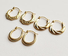 Charger l&#39;image dans la galerie, Petites boucles d&#39;oreilles créoles en or jaune 375/1000 à motif
