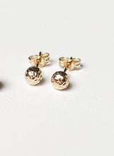 Charger l&#39;image dans la galerie, Boucles d&#39;oreilles puces or jaune 9 carats 375/1000 effet martelé
