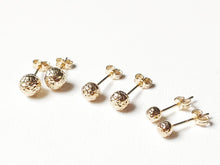 Charger l&#39;image dans la galerie, Boucles d&#39;oreilles puces or jaune 9 carats 375/1000 effet martelé
