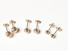 Charger l&#39;image dans la galerie, Boucles d&#39;oreilles puces or jaune 9 carats 375/1000 effet martelé
