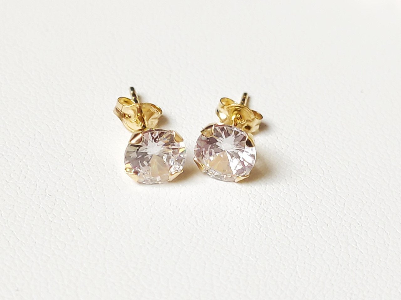 Stud earrings in solid 18 carat 750/1000 yellow gold set with