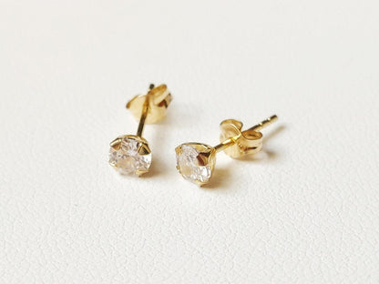 Stud earrings in solid 18 carat 750/1000 yellow gold set with