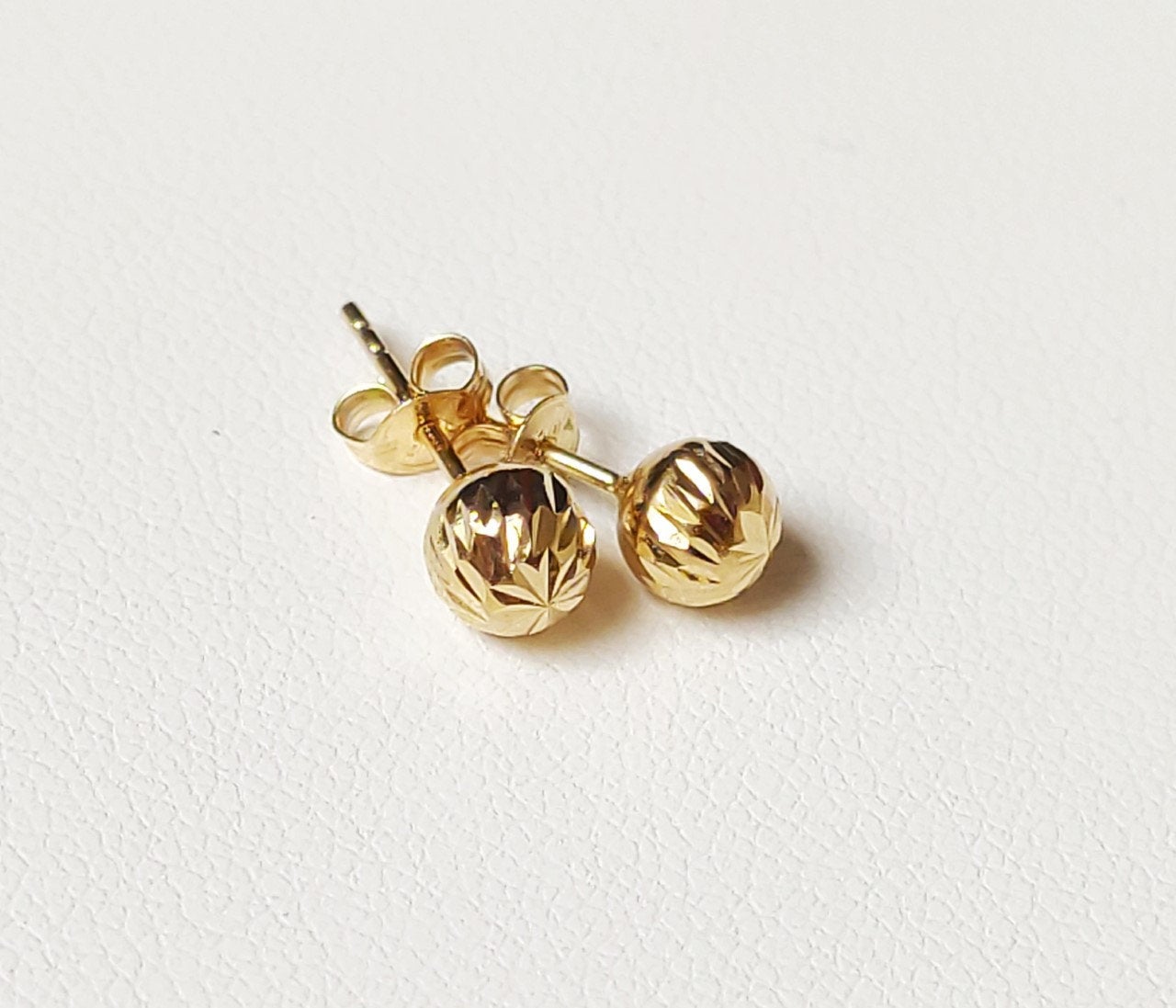 18 carat 750/1000 yellow gold striated ball stud earrings