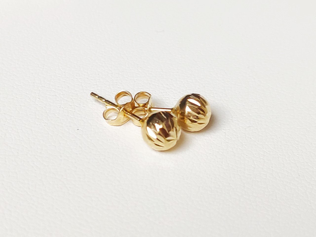 18 carat 750/1000 yellow gold striated ball stud earrings