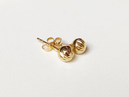 18 carat 750/1000 yellow gold striated ball stud earrings