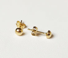 Charger l&#39;image dans la galerie, Boucles d&#39;oreilles puces demi-boules en or jaune 18 carats 750/1000
