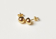 Charger l&#39;image dans la galerie, Boucles d&#39;oreilles puces demi-boules en or jaune 18 carats 750/1000
