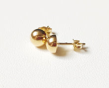 Charger l&#39;image dans la galerie, Boucles d&#39;oreilles puces demi-boules en or jaune 18 carats 750/1000
