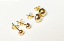 Charger l&#39;image dans la galerie, Boucles d&#39;oreilles puces demi-boules en or jaune 18 carats 750/1000

